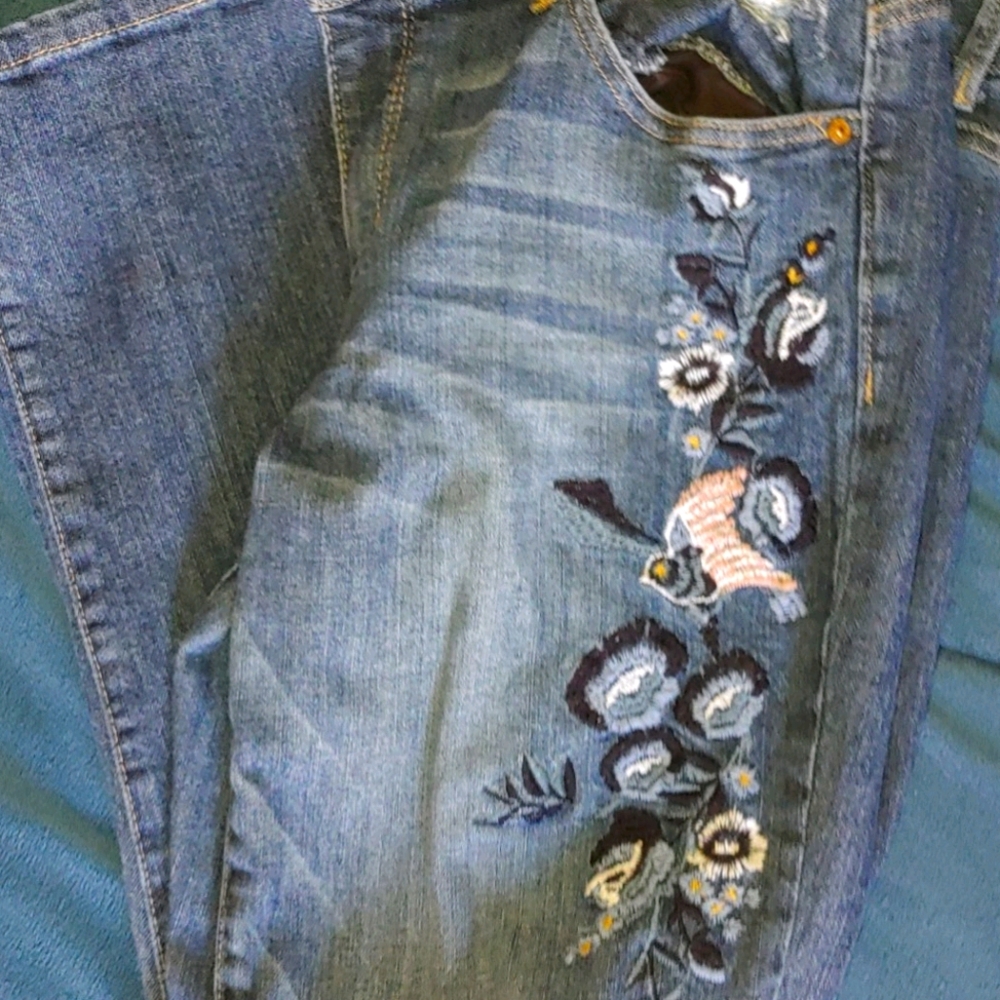 Embroidered pattern boyfriend jeans.